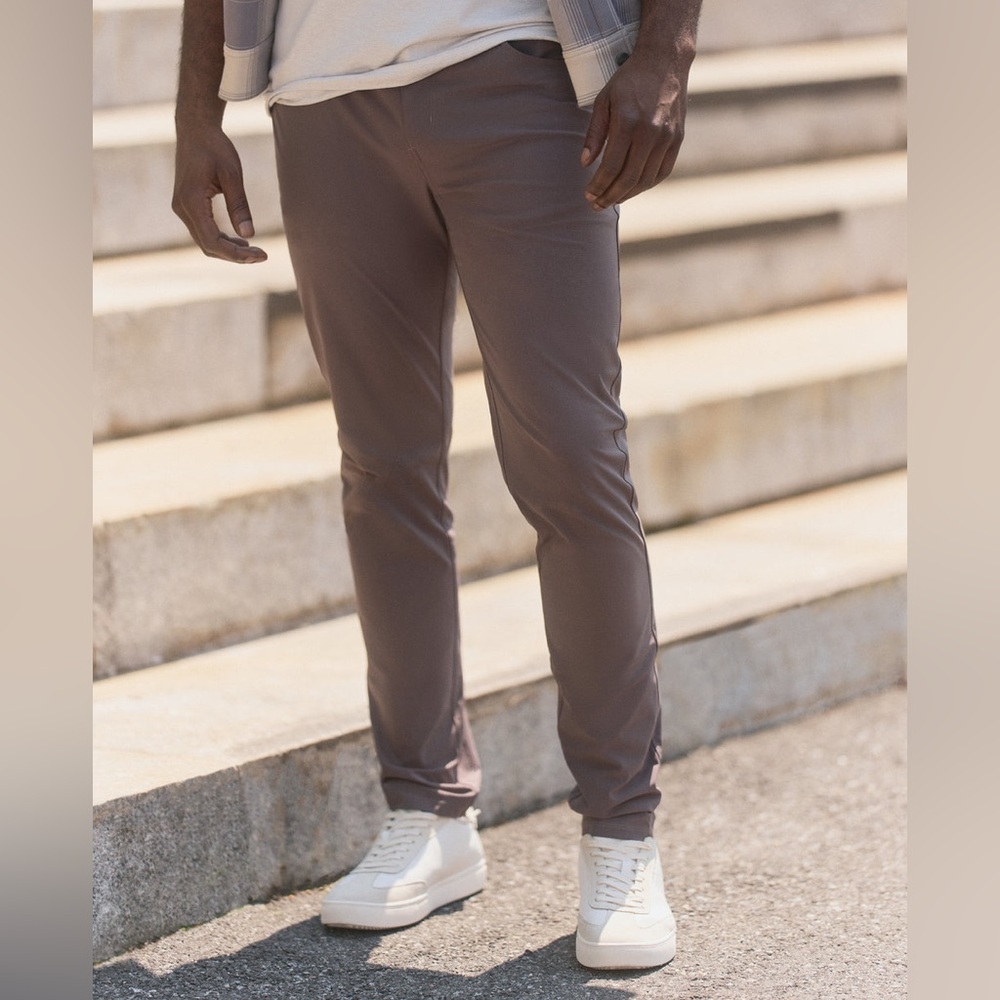 Vuori Relaxed Men's Jeans in brown